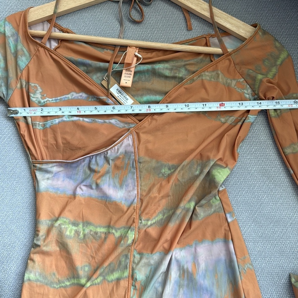 SKIMS Jelly Sheer Off The Shoulder
Dress Tie Dye Print - Medium - Picture 10 of 12